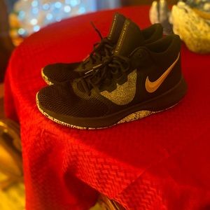 I’m selling my Nike air precision 2’s they are in good condition.